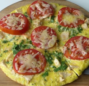 Probeer dit eenvoudig te maken recept met kipfilet met ei en geraspte kaas en tomaat